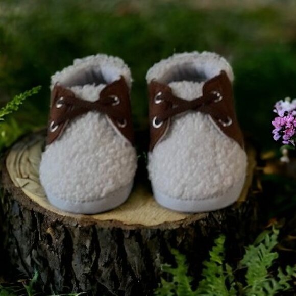 HALLOWEEN SALE!!!  BUY NOW ONLY - Baby's Fluffy Booties - Picture 1 of 4